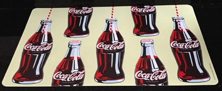 P7110-1 € 3,00 coca cola plastic placemat flesjes gele achtergrond 44x29 cm